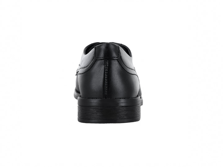 Zapato formal de piel color negro con detalles texturizados y agujetas.
