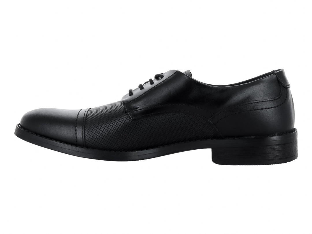 Zapato formal de piel color negro con detalles texturizados y agujetas.