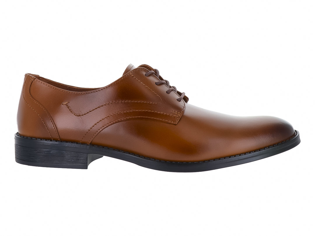 Zapato formal de piel color canela con cordones y suela negra.