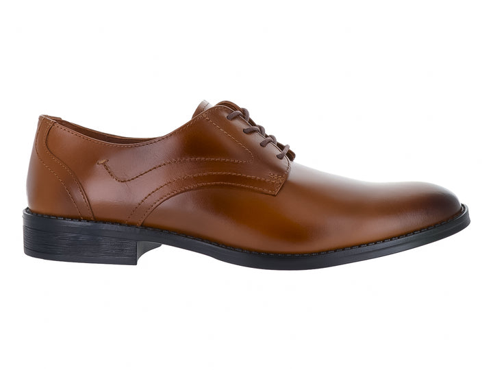 Zapato formal de piel color canela con cordones y suela negra.
