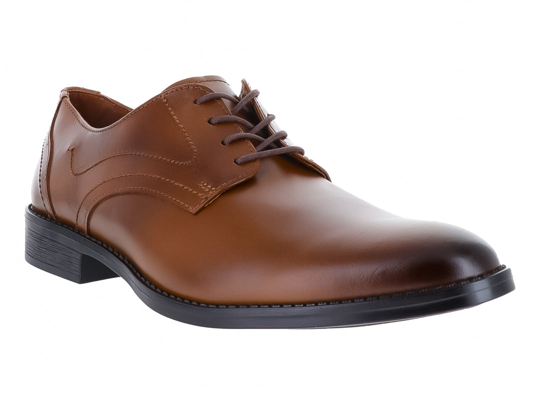 Zapato formal de piel color canela con cordones y suela negra.