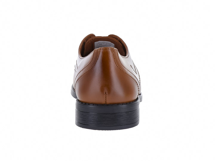 Zapato formal de piel color canela con cordones y suela negra.