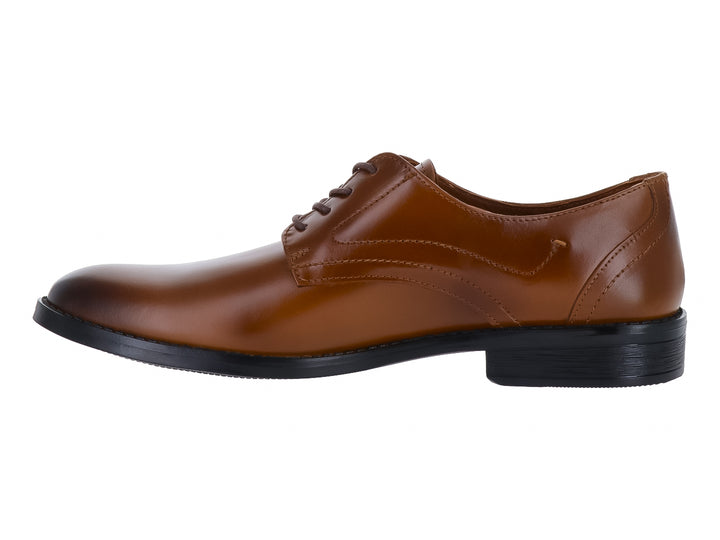Zapato formal de piel color canela con cordones y suela negra.