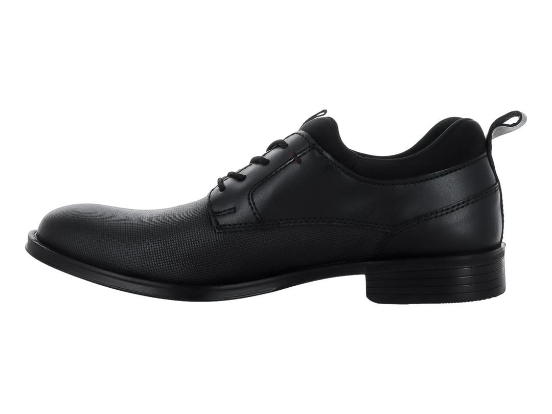 Zapato formal de piel color negro con cordones y detalle texturizado lateral.