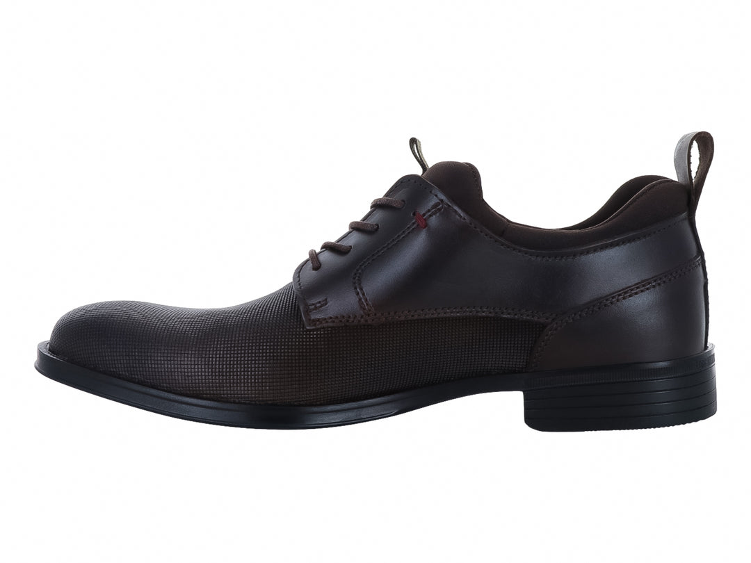 Zapato formal de piel color café brandy con cordones y suela negra.