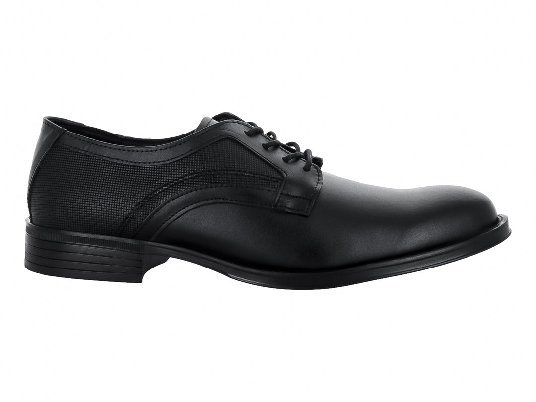 Zapato formal de piel color negro con cordones y detalles texturizados en el costado.