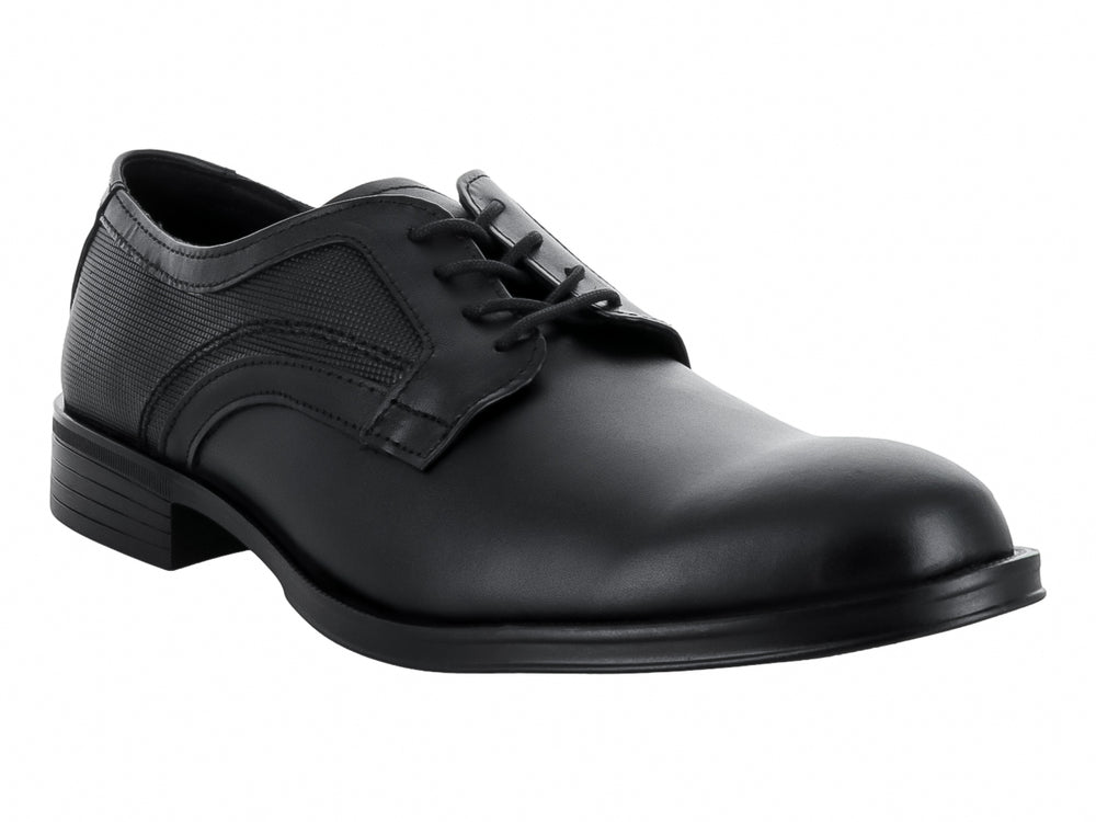 Zapato formal de piel color negro con cordones y detalles texturizados en el costado.