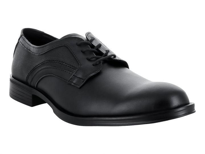 Zapato formal de piel color negro con cordones y detalles texturizados en el costado.