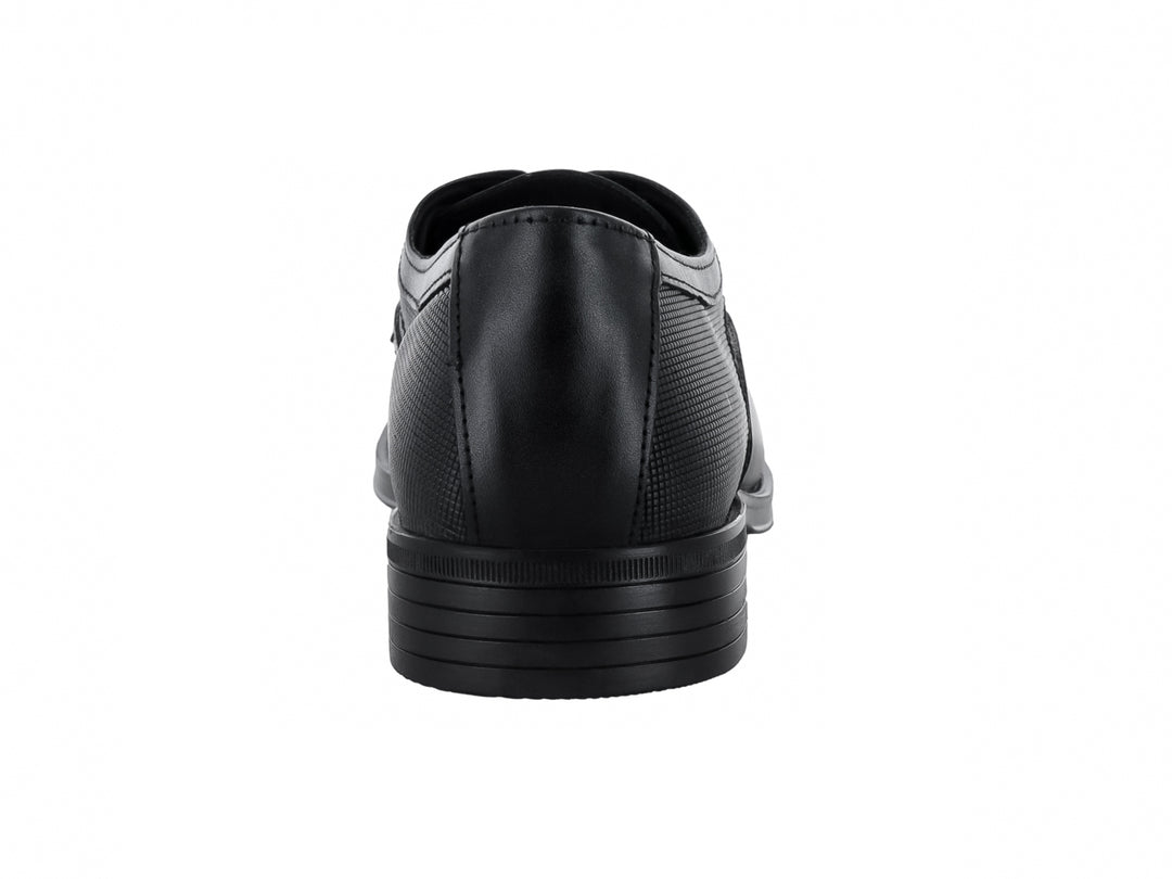 Zapato formal de piel color negro con cordones y detalles texturizados en el costado.