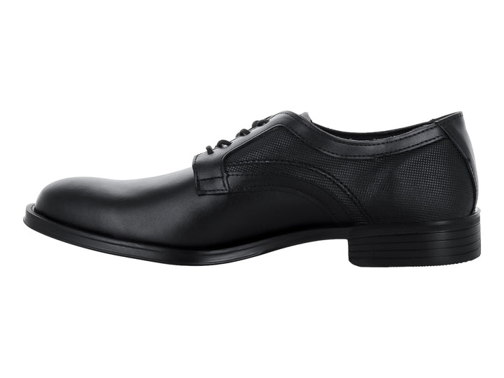 Zapato formal de piel color negro con cordones y detalles texturizados en el costado.
