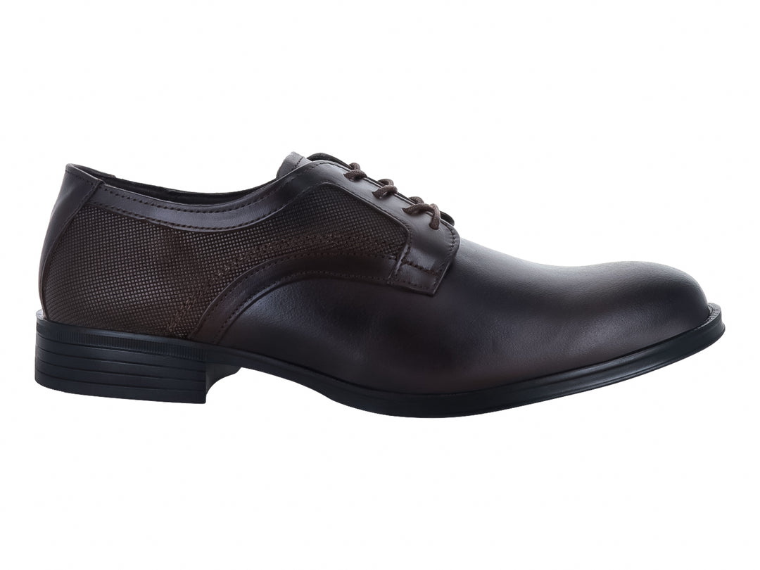 Zapato formal para hombre de piel color café brandy con agujetas y suela negra.