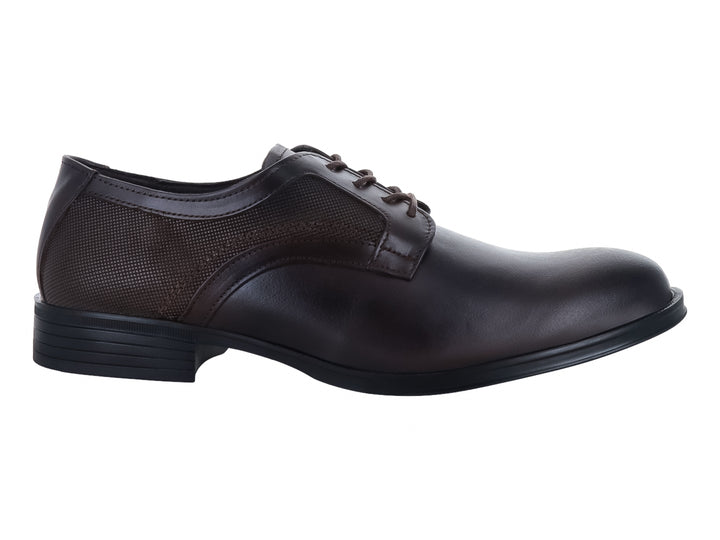 Zapato formal para hombre de piel color café brandy con agujetas y suela negra.