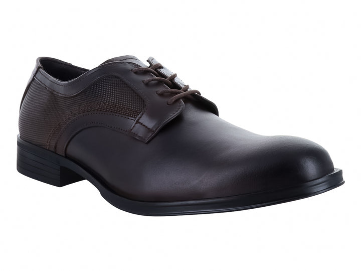 Zapato formal para hombre de piel color café brandy con agujetas y suela negra.