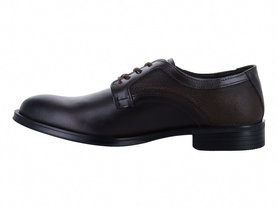 Zapato formal para hombre de piel color café brandy con agujetas y suela negra.
