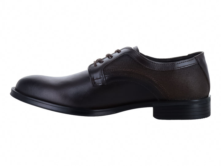 Zapato formal para hombre de piel color café brandy con agujetas y suela negra.