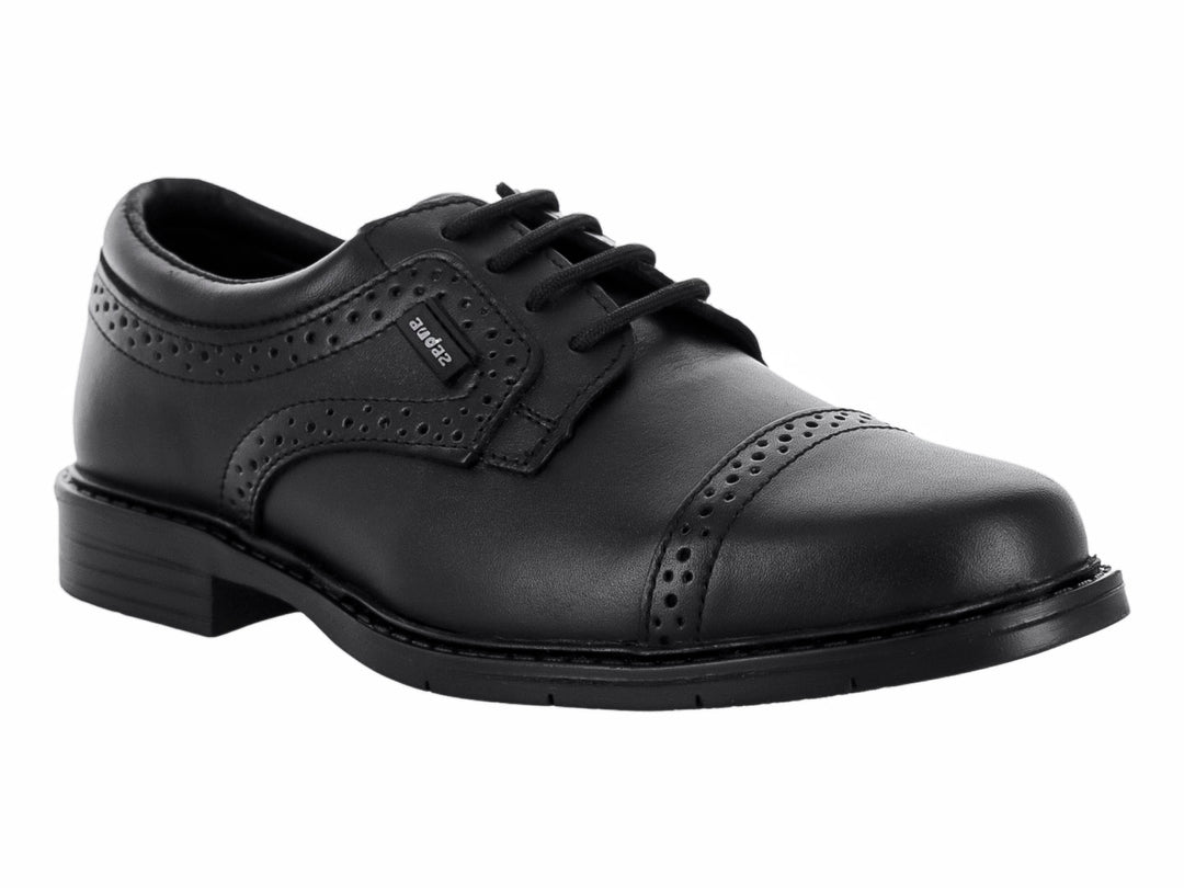 Zapato formal negro para niño con agujetas y detalles perforados.