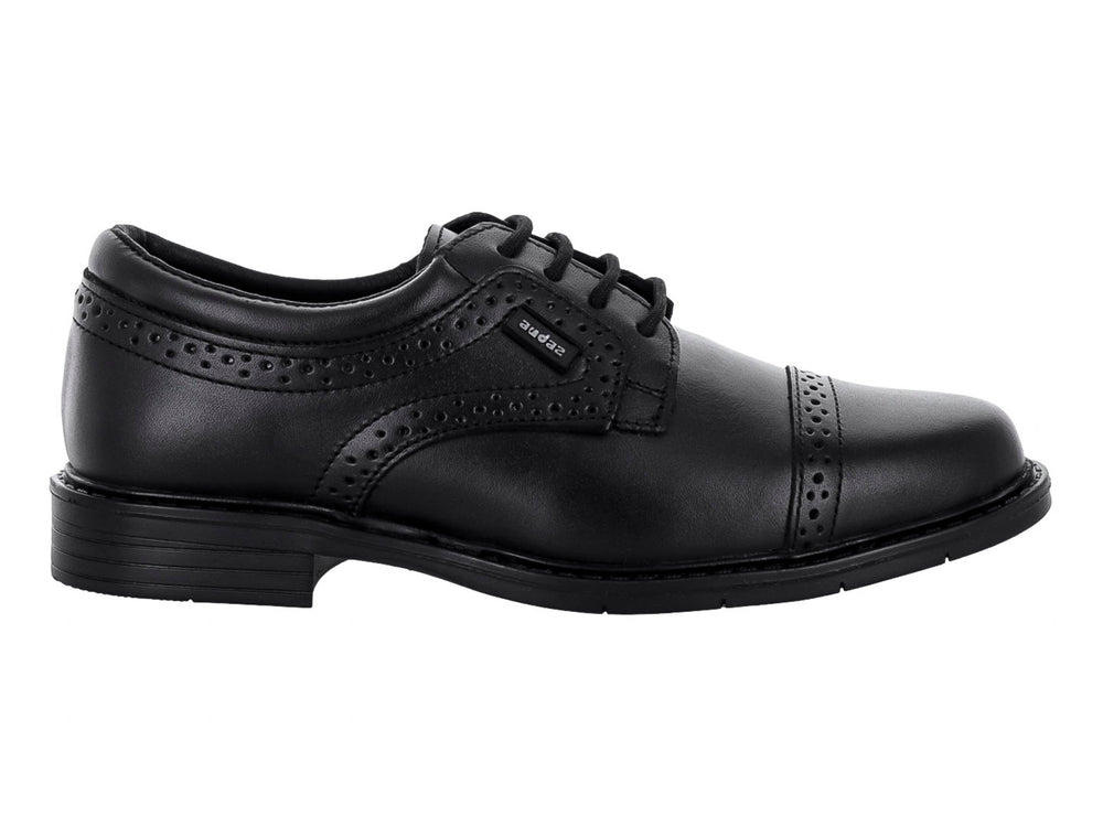 Zapato formal negro para niño con agujetas y detalles perforados.