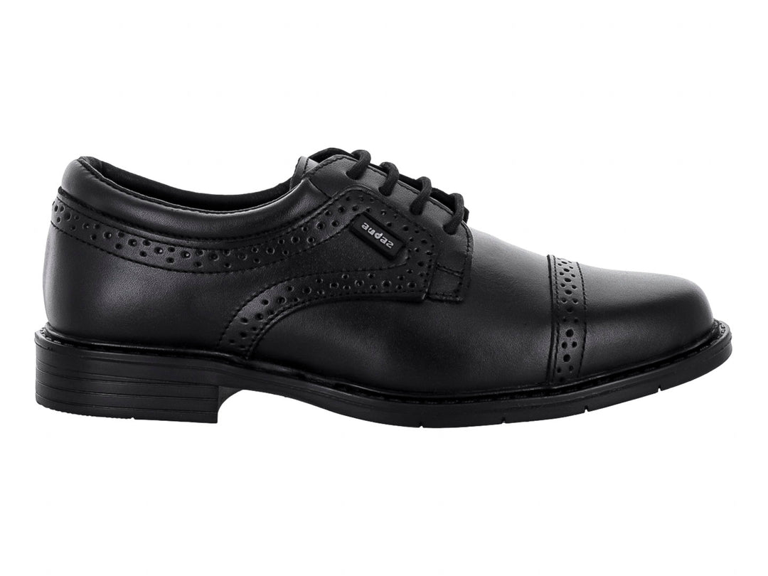 Zapato formal negro para niño con agujetas y detalles perforados.
