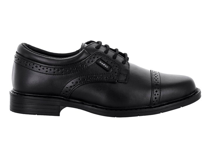 Zapato formal negro para niño con agujetas y detalles perforados.