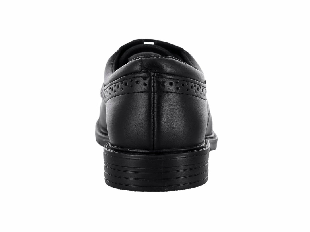 Zapato formal negro para niño con agujetas y detalles perforados.