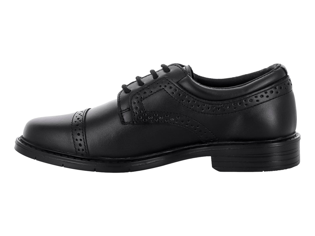 Zapato formal negro para niño con agujetas y detalles perforados.