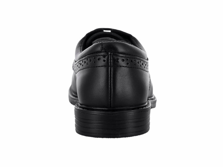 Zapato formal negro para niño estilo Oxford con detalles perforados y agujetas.