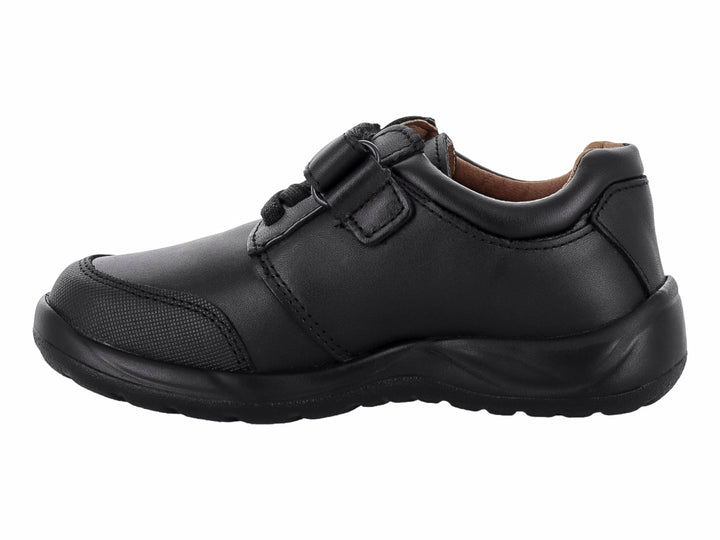 Zapato casual color negro para niño con cierre de velcro y cordones sobre fondo blanco.