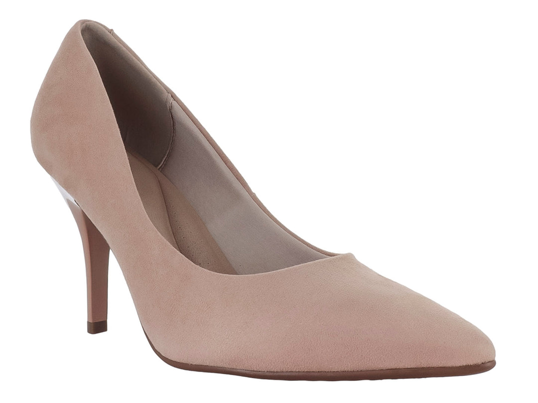 Zapato de tacón alto para mujer en color nude con acabado en camurca mate y punta redondeada.
