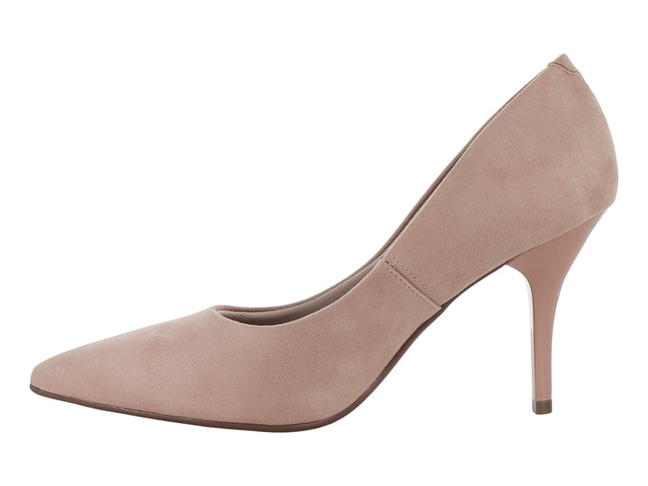 Zapato de tacón alto para mujer en color nude con acabado en camurca mate y punta redondeada.