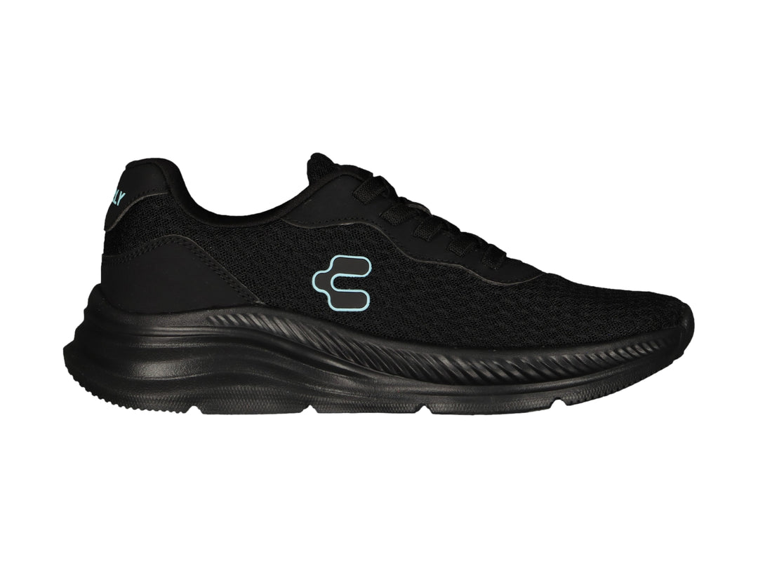 Tenis deportivos Charly de color negro con suela gruesa y logotipo en color azul claro.