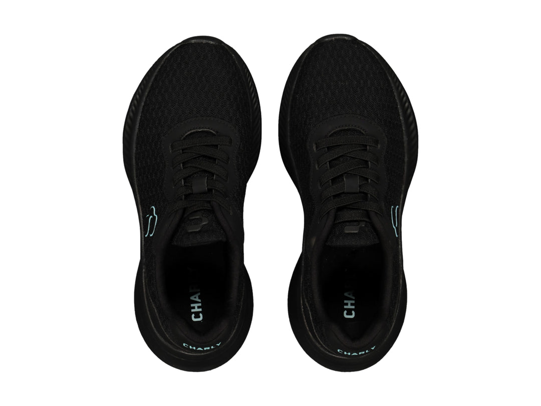 Tenis deportivos Charly de color negro con suela gruesa y logotipo en color azul claro.