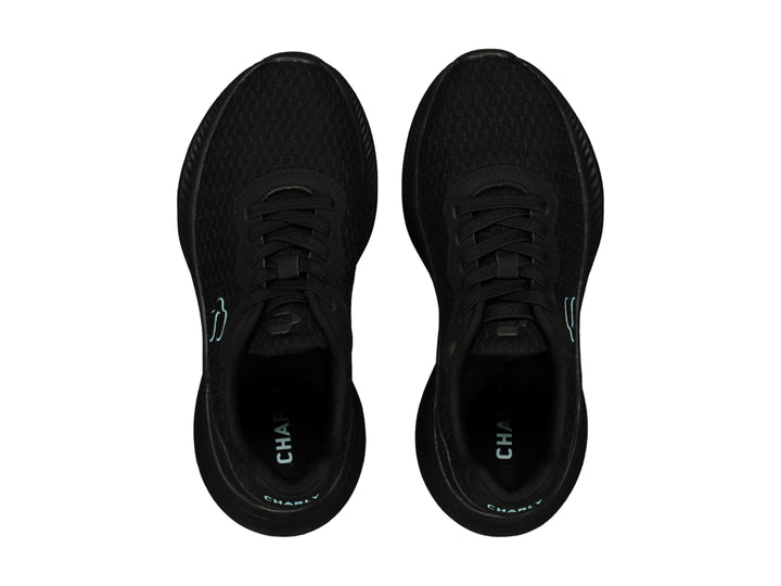 Tenis deportivos Charly de color negro con suela gruesa y logotipo en color azul claro.