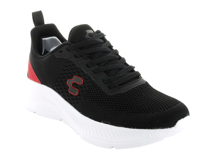 Tenis deportivos Charly en color negro con detalles rojos y suela blanca.