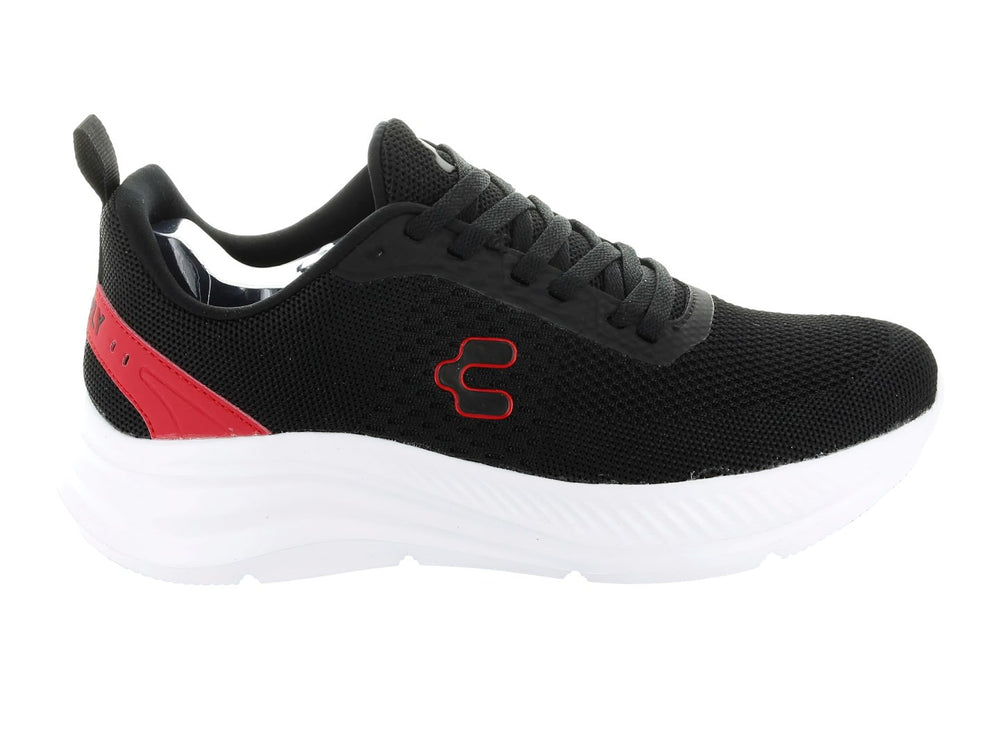 Tenis deportivos Charly en color negro con detalles rojos y suela blanca.