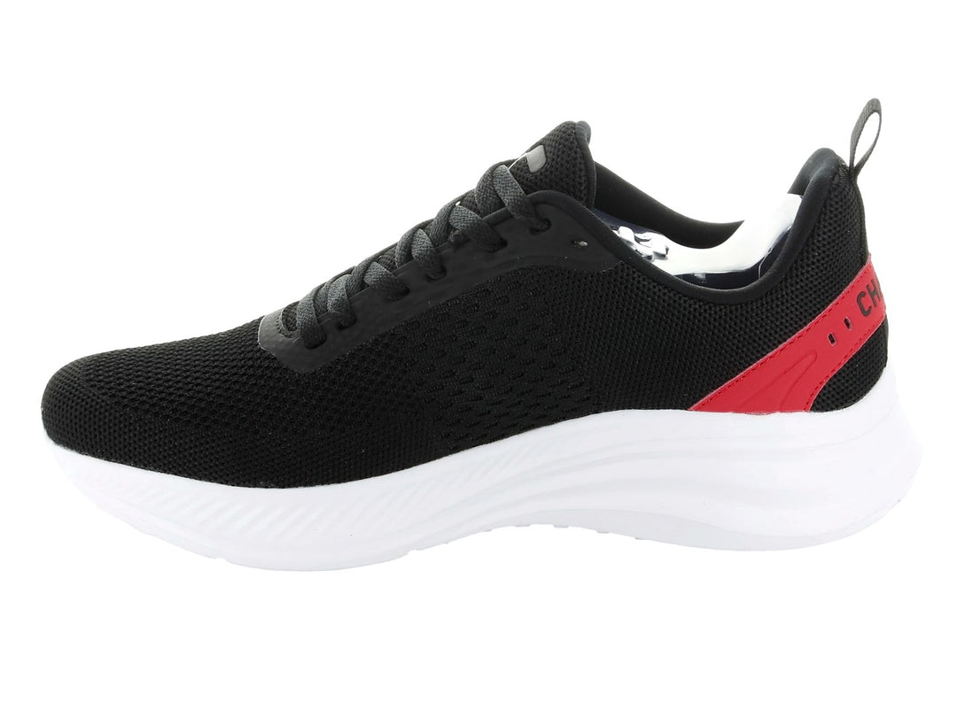 Tenis deportivos Charly en color negro con detalles rojos y suela blanca.