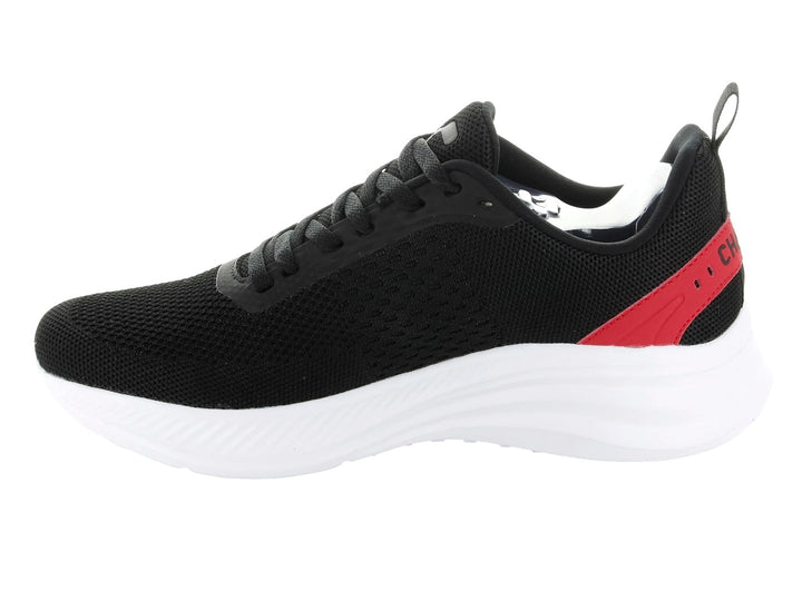 Tenis deportivos Charly en color negro con detalles rojos y suela blanca.