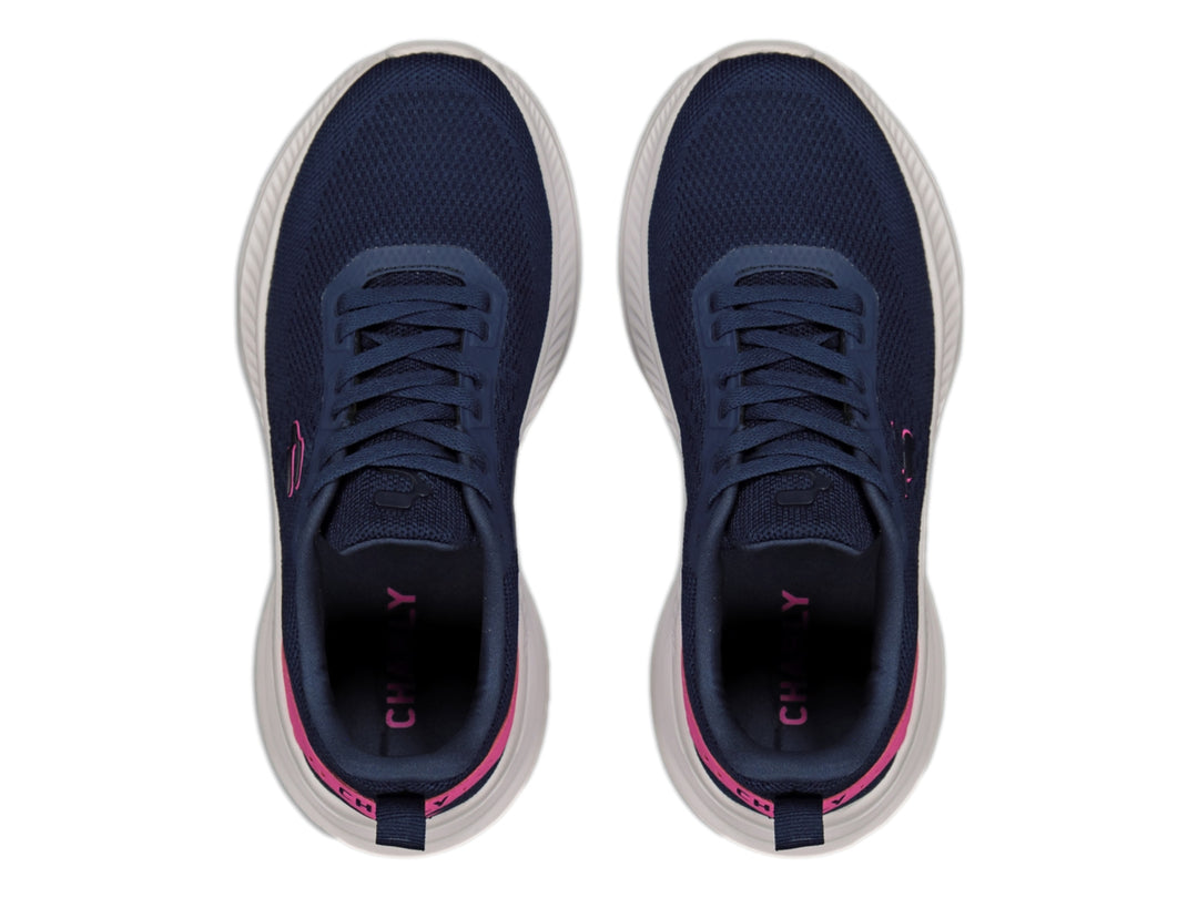 Tenis deportivos Charly color azul marino con detalles en rosa y suela blanca.