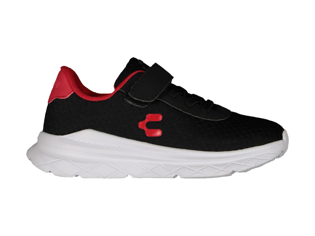 Tenis deportivos Charly para niño en color negro con detalles rojos y suela blanca, cierre con correa de velcro.
