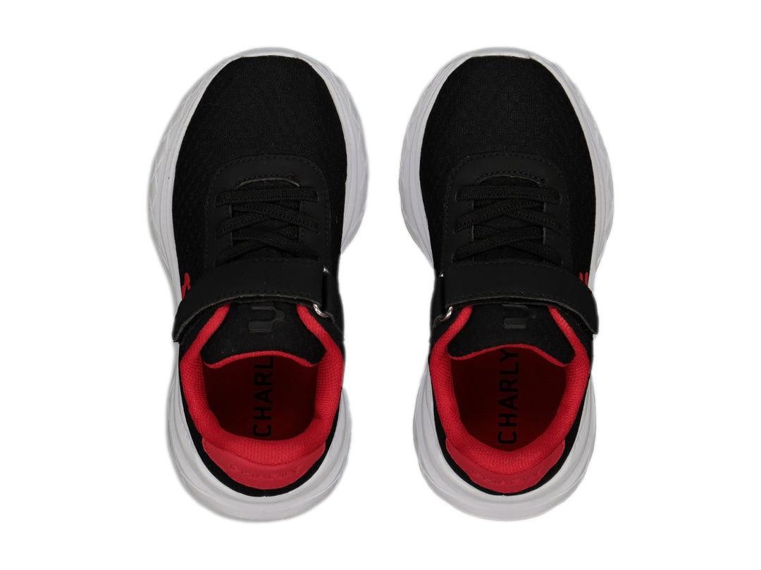 Tenis deportivos Charly para niño en color negro con detalles rojos y suela blanca, cierre con correa de velcro.