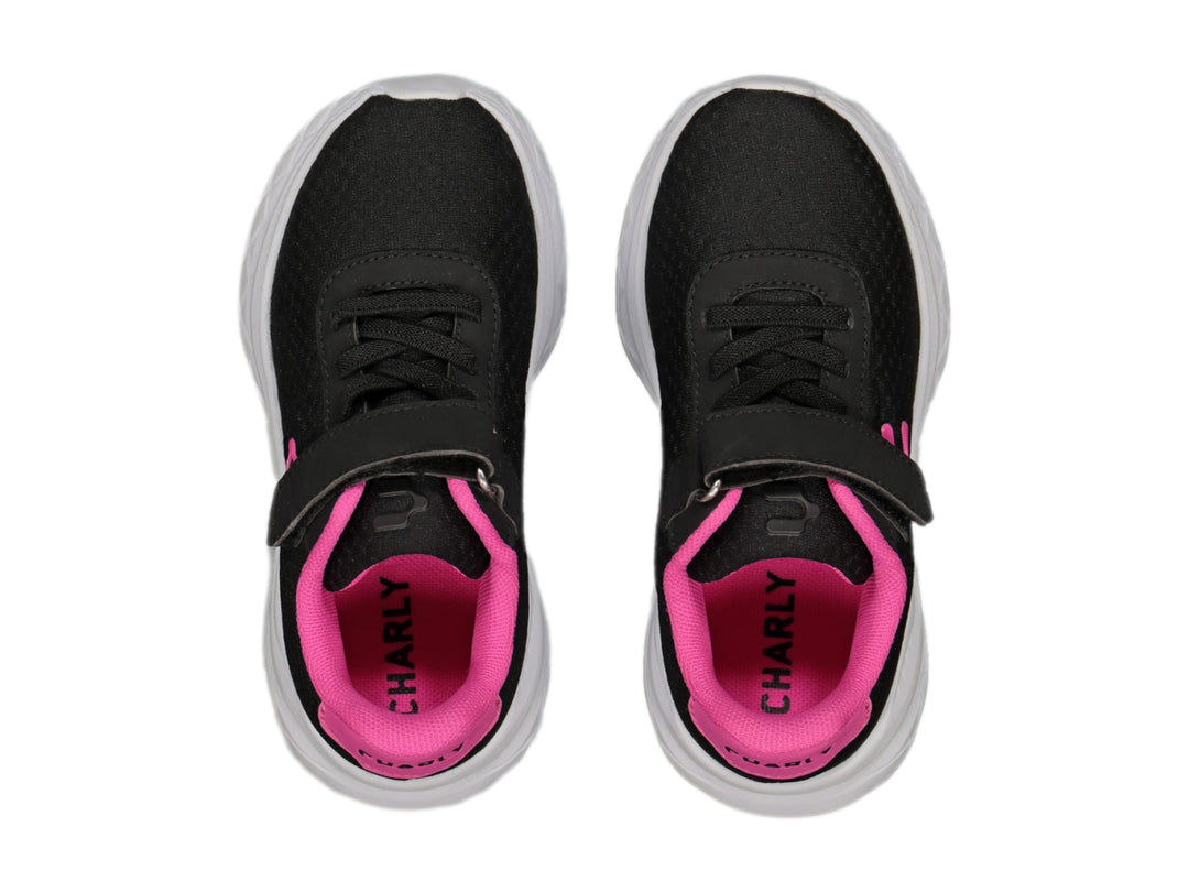 Tenis deportivos Charly color negro con detalles en fucsia y suela blanca.