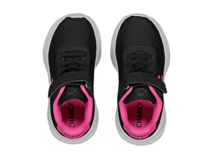 Tenis deportivos Charly color negro con detalles en fucsia y suela blanca.
