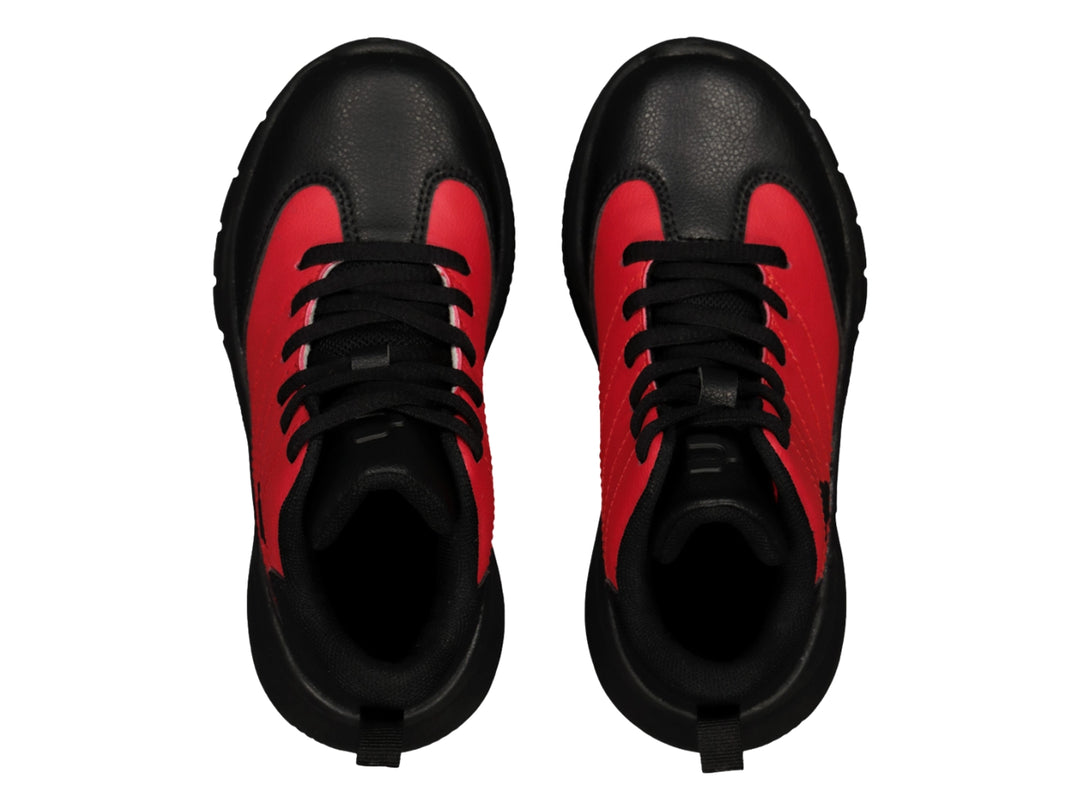 Tenis de baloncesto marca Charly en colores rojo y negro con suela robusta.