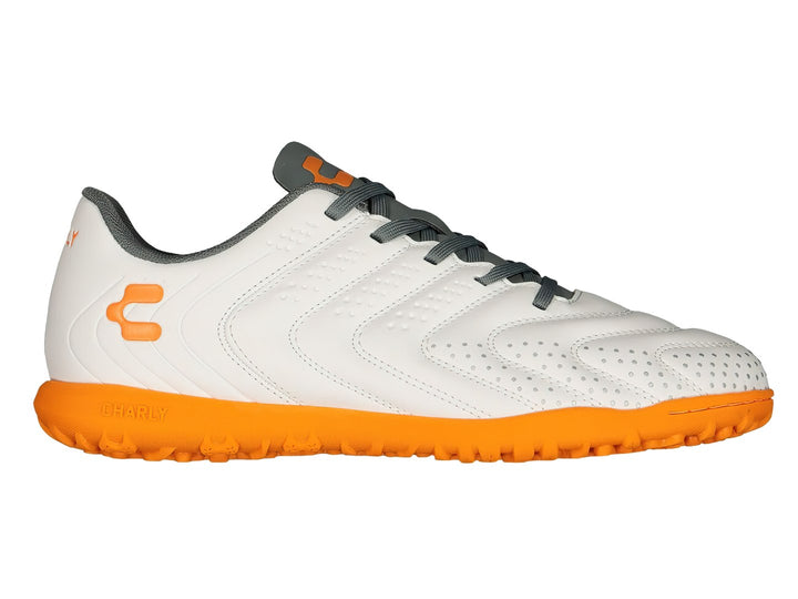 Par de zapatos de fútbol Charly color blanco con suela y detalles en naranja y agujetas grises.