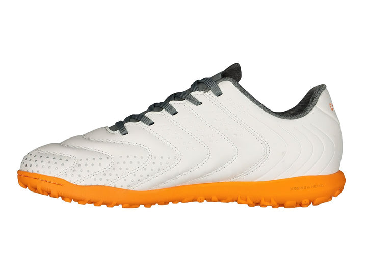 Par de zapatos de fútbol Charly color blanco con suela y detalles en naranja y agujetas grises.