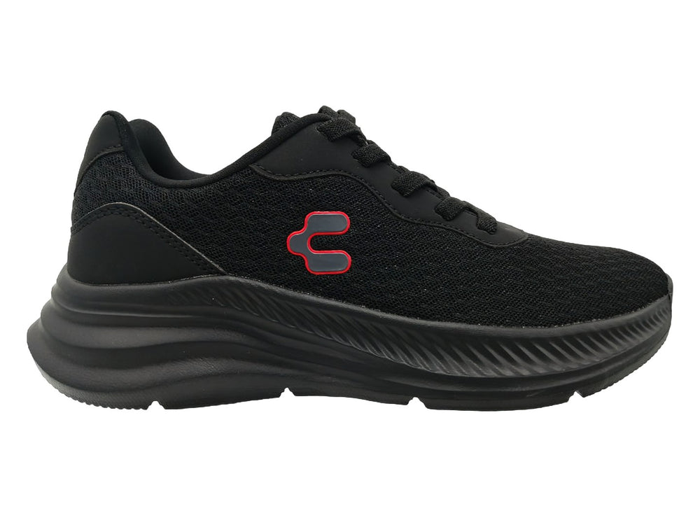 Tenis deportivos color negro de la marca Charly con suela negra y logotipo rojo.