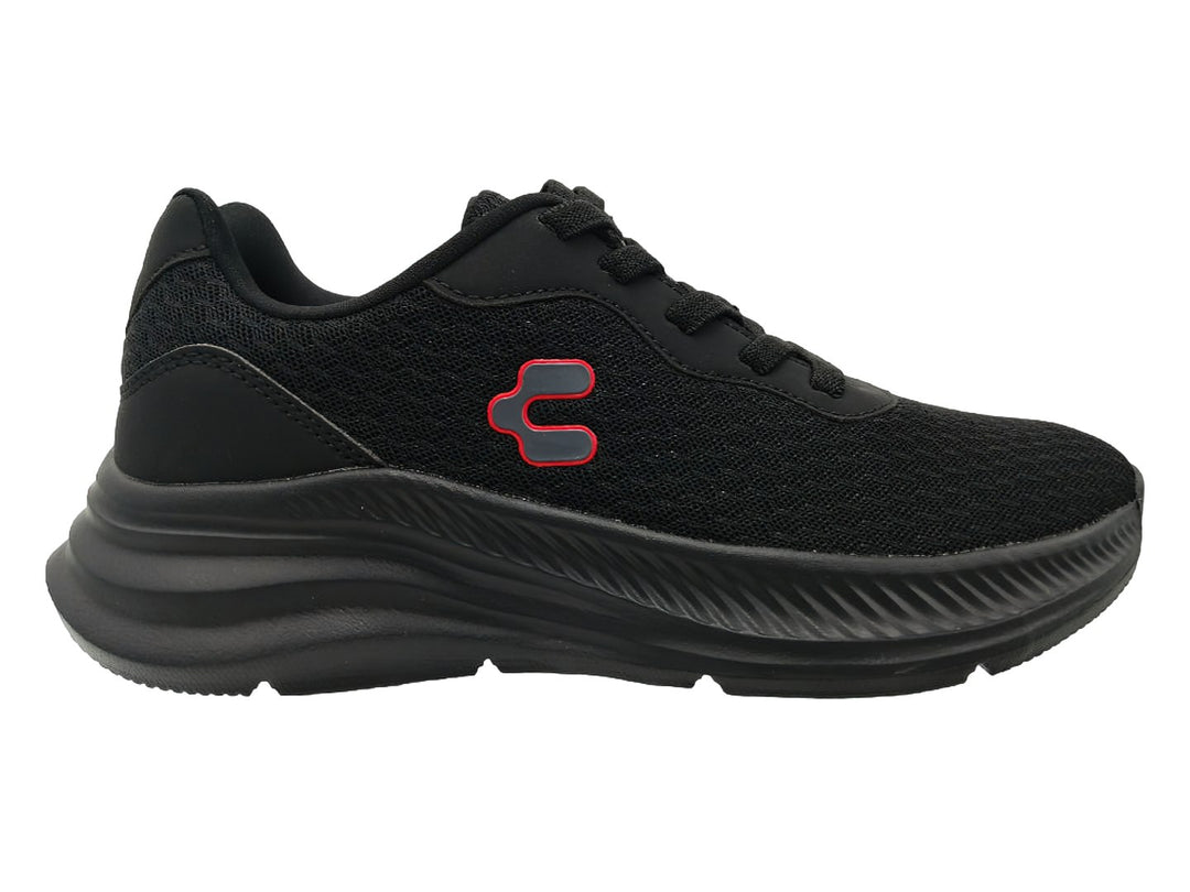 Tenis deportivos color negro de la marca Charly con suela negra y logotipo rojo.