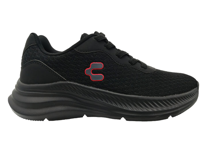 Tenis deportivos color negro de la marca Charly con suela negra y logotipo rojo.