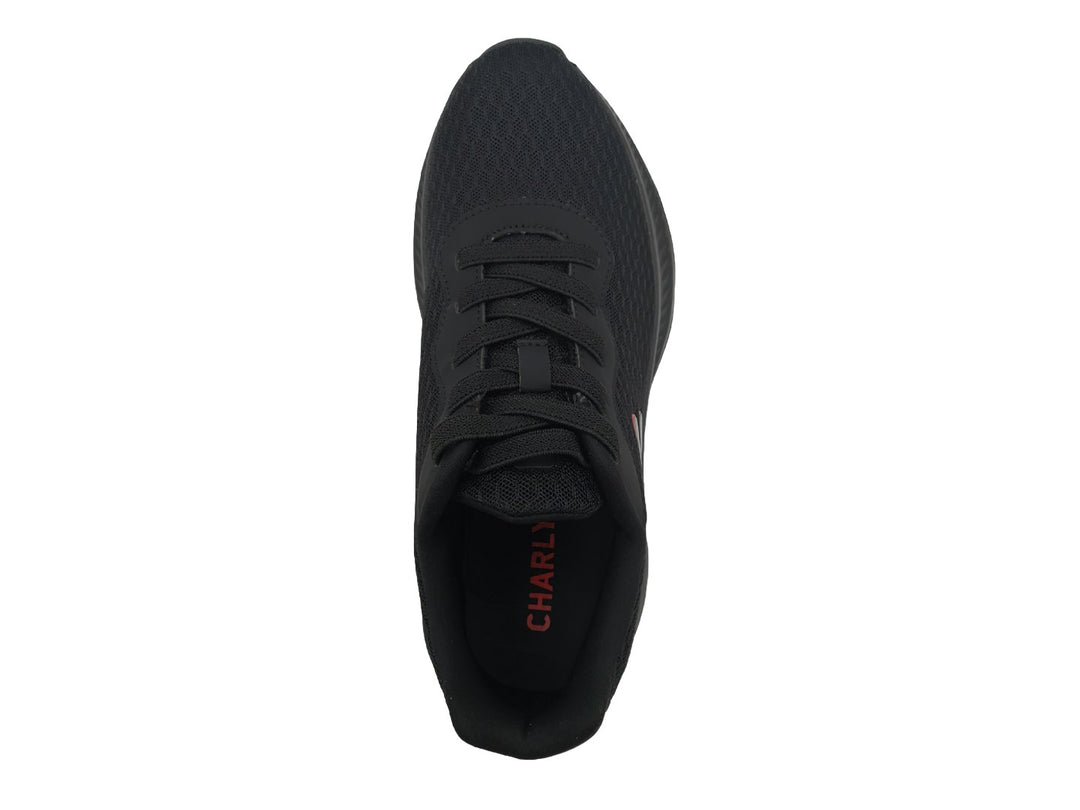 Tenis deportivos color negro de la marca Charly con suela negra y logotipo rojo.