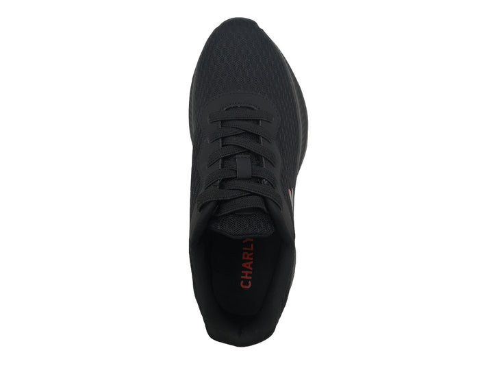 Tenis deportivos color negro de la marca Charly con suela negra y logotipo rojo.
