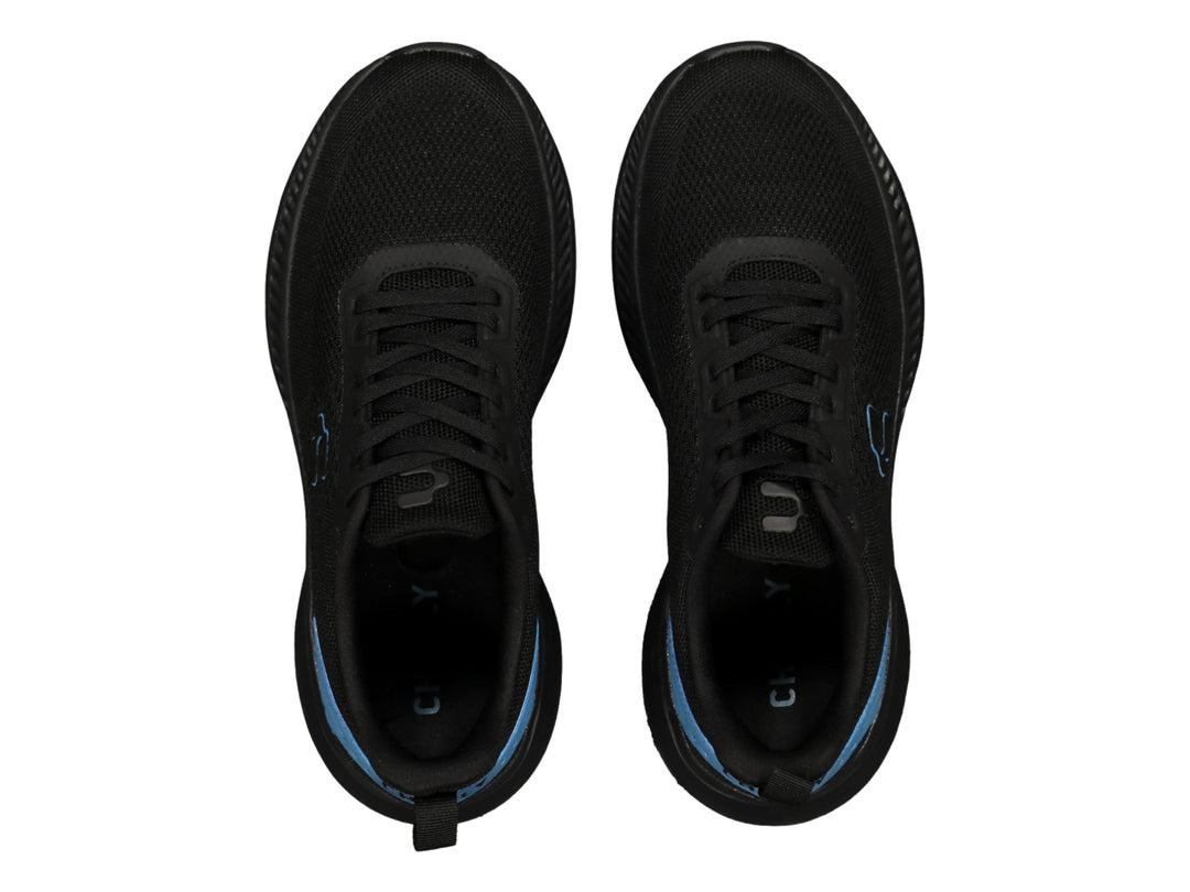 Tenis deportivos Charly en color negro con detalles en azul y suela negra.